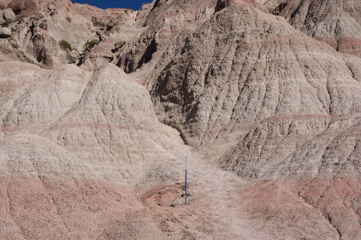 A blue trail marker on the Saddle Pass Trail, one of the shortest and best Badlands hikes