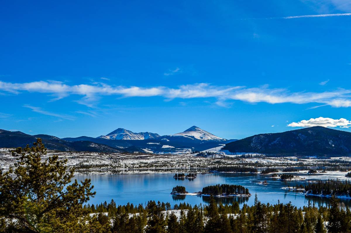 Mountains and a lake surrounding Frisco, one of the best mountain towns in Colorado