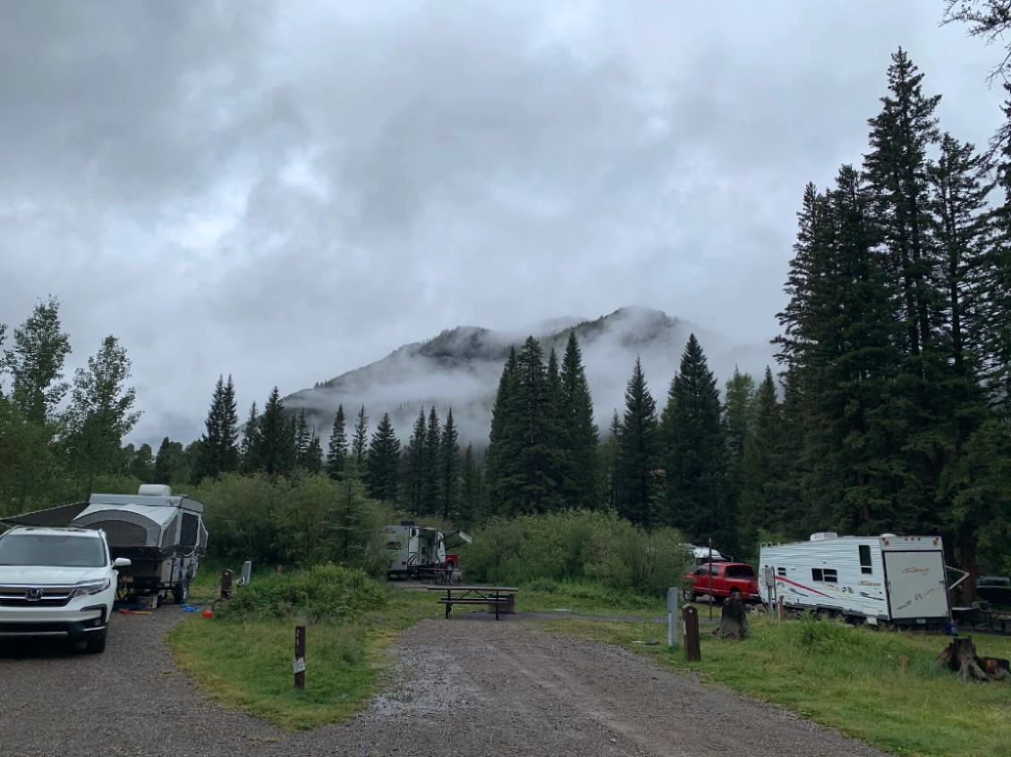 mountain landscape view and campers set up in campsites near telluride