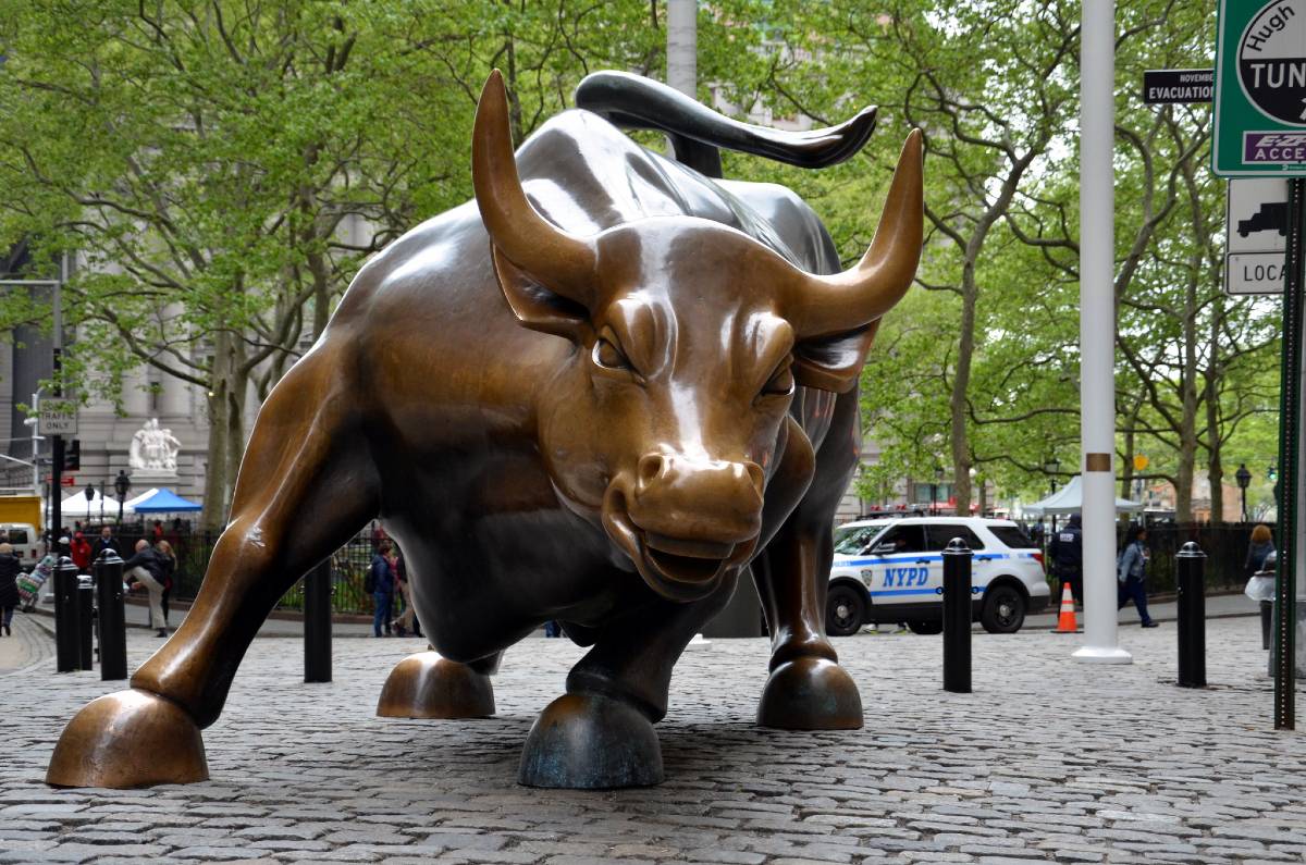 The iconic charging bull of Wall Street is one of many free NYC bucket list ideas