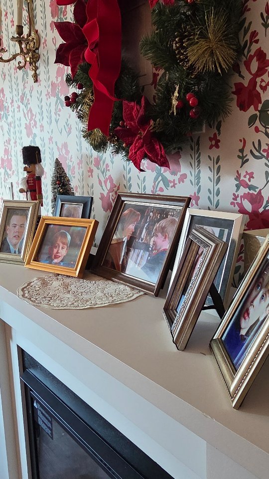 @graduatehotels Evanston (North Shore Chicagoland, home of Northwestern University) absolutely nailed their Home Alone suite 🤌

They didn't miss a detail, down to the mismatched green towels and Buzz's girlfriend. And yes, guests do indeed get a real cheese pizza, delivered by Little Nero's 😉

Didn't catch this in time for the Christmas season? Great news: you can stay here year-round! 

Bonus: the actual Home Alone house is in nearby Winnetka, and it's currently being restored to its '90s glory! 

#homealone #homealonemovie #fandom #chicago #graduatehotels