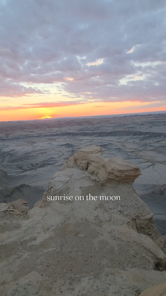 One of the most memorable sunrises I've ever seen - and I'm a sunrise gal who's seen a LOT of 'em.

📍Moonscape Overlook, Utah

#southernutah #capitolreef #capitolreefnationalpark #moonscape #moonscapeoverlook #capitolreefcountry